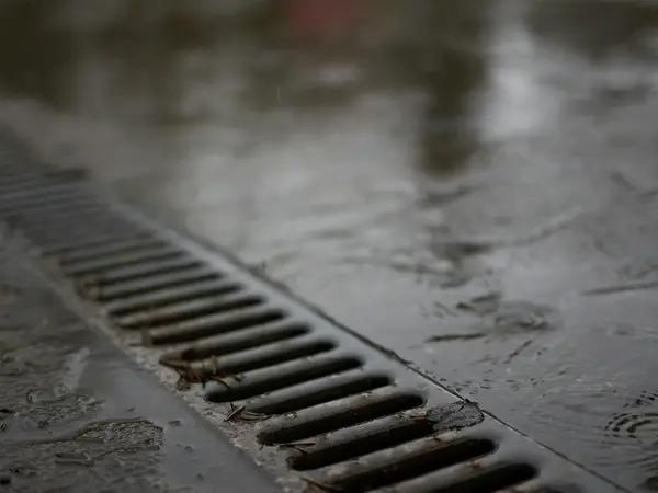 Водоотводный лоток с решёткой